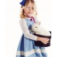 Dziewczynka z królikiem w kapeluszu