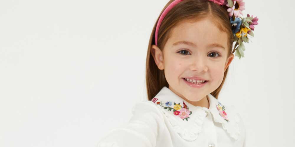 Biała bluzka dla dzieczynki z haftowanym kołnierzem - sklep dla dzieci euroyoung - monnalisa 2023